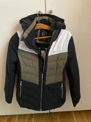 Ny jacka - Skön vinterjacka med  vind/vatten 5.000mm köpt i november och använd den  i ca 3 timmar i december och konstaterade att den tyvärr är förstor för mig.  