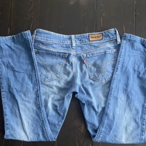 low waist levis jeans - Ett par super fina levis jeans. Köpta på second hand i spanien men inga  täcken på användning. Står ingen storlek på men passar mig som har storlek 25:32-27;34.Säljer eftersom jag behöver pengar, pris går att diskutera 💗💗