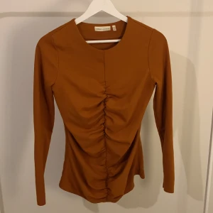 Brunt organge tröja från InWear  i storlek S - InWear tröja i storlek S. Superfin knappt användt.