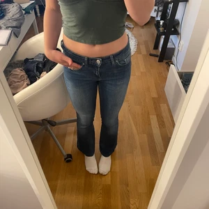 Zara jeans - Suuuper snygga lågmidjade bootcut jeans från zara! Midje höjden syns bäst på första bilden och bootcut formen syns bäst på andra! Säljer då de är lite för korta på mig som är 166 cm. Köparen står för frakten💗