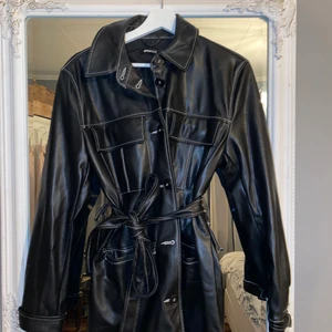 Skinnjacka storlek S - Säljer min skinnjacka då jag glömt bort att jag haft den och köpt en annan..🙃 den är i storlek S men funkar snyggt till XS om man vill ha den mer pösig, annars är den sann i storleken.  Allt är intakt på den utom de två banden ”hålen” som bandet ska in i. Annars är den i väldigt fint skick🥰 