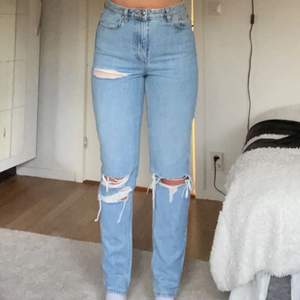 Super somriga snygga mom jeans från Topshop i en super fin blå färg, LÅNGA ben. En snygg detalj på ena fickan bak och lagom stora hål på knäna!! 💙💙