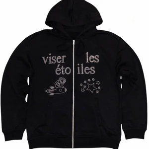 Rhinestone hoodie - Säljer nu denna sjukt snygga rhinestone hoodie från blinglucid. Den är endast använd ett fåtal gånger, så den är i toppskick med alla stenarna kvar och inte ett dugg solblekt och har inte några andra defekter. Unisex! Köpare står för frakten, ny pris för hoodien är 650kr!