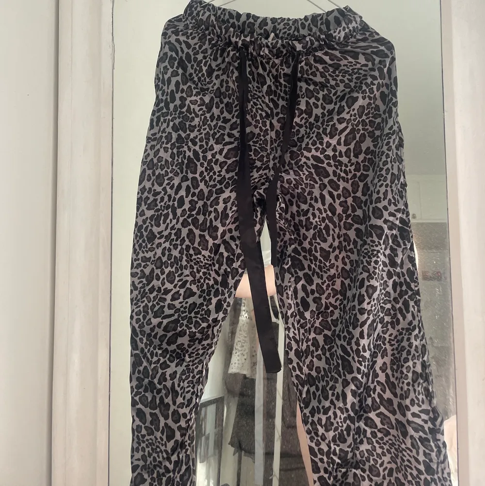 Leopard-pyjamas, vet inte märket men strl 36/38. Övrigt.