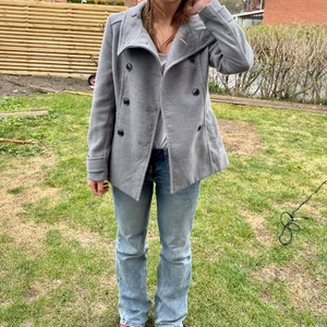 Grå kappa  - Säljer denna underbara eftertraktade gråa kappa i storlek 36 ❤️