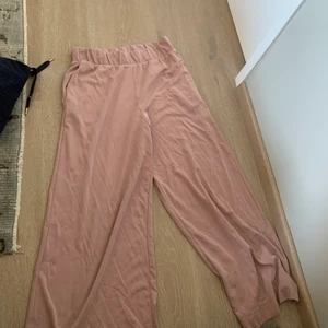 Byxor från Monki - Lose-fit byxor i beige från Monki som inte kommit till användning! Köpare betalar frakt