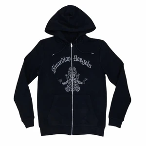 GUARDIAN ANGEL ZIP-HOODIE svart - Säljer en av Blinglucid’s Rhinestone zip, pågrund av att den var för liten. Storlek M, tror även den passar en S med tanke på att den var lite liten i storlek. Ny pris 599kr. Du betalar frakt (66kr) Använd en enstaka gång, nyskick
