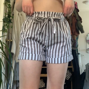 shorts - säljer dessa fina vårshorts jag köpte i portugal, märket heter sweewë! storlek S! jättebra skick, säljer för att det inte är min stil längre:)