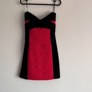  Kort svart rosa klänning  -  Storlek S från Oneness, Aldrig använt i stretch material, forma sig efter kroppen