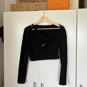 Topp - Snygg topp med ett metallspänne, perfekt för fest❤️ 