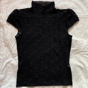 Spets topp från Hennes (H&M) - Vintage ”genomskinlig” spets topp från Hennes (Väldigt gammal H&M). Aldrig kommit till användning. Köparen står för frakt. ❤️