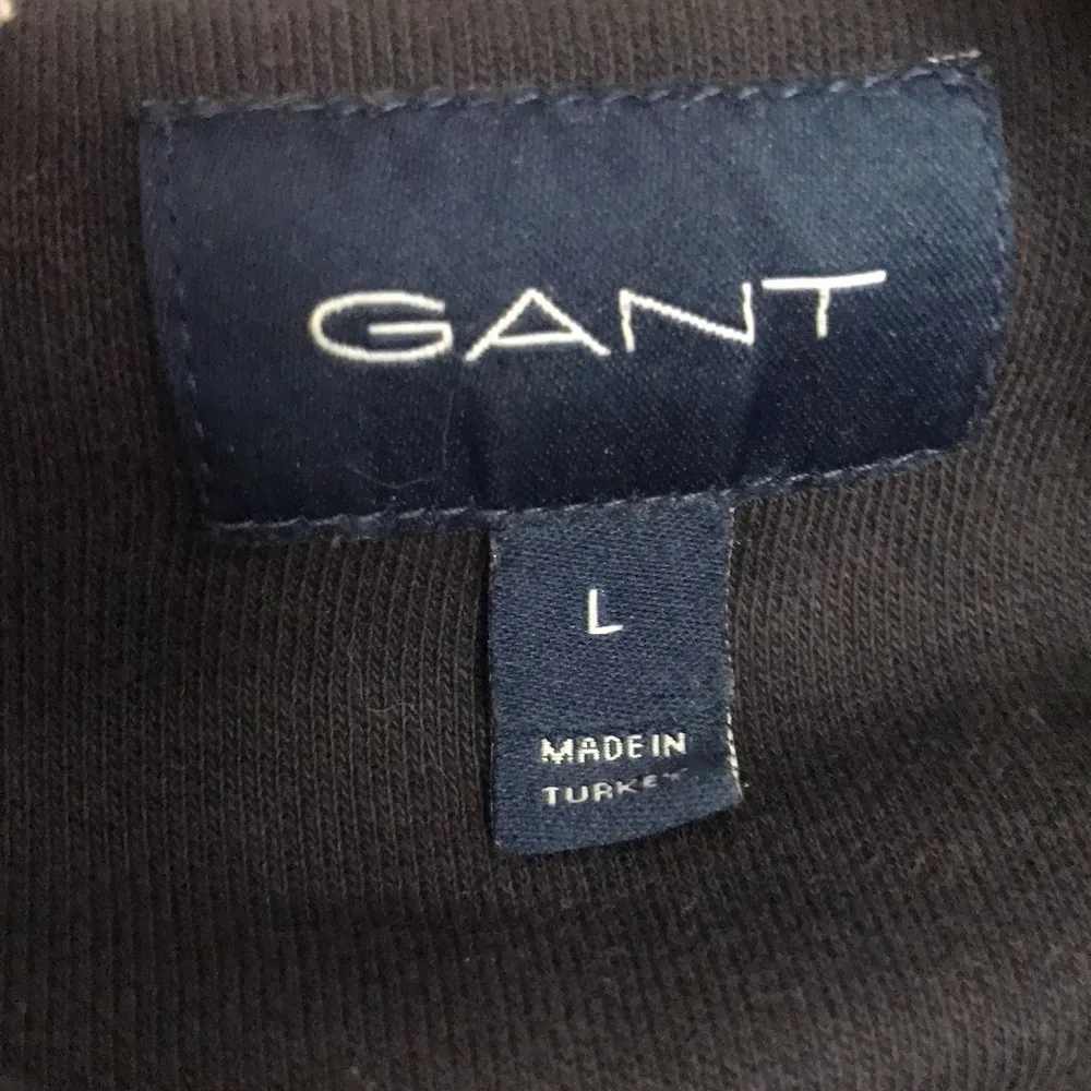Mörkblå gant hoodie i storlek L, original pris 999kr, mellanstor logo över vänstra bröstet. bra skick. (du står för frakt). Hoodies.