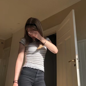 Toppifrån Kappahl  - En jätte gullig topp ifrån kappahl i strl 146/152 men är väldigt stretchig ❤️