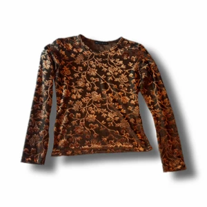 Mönstrad tröja😋 - En jättefin mönstrad tröja i sammet och mesh. Den sitter väldigt smickrande. Så söt! Märket är Vero Moda. Kan dock inte hitta en lapp för storleken men den sitter som en S/XS💗🌸