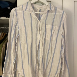 Linneskjorta  - Säljer denna sköna linneskjortan som är perfekt på sommaren. Från hm i storlek XS
