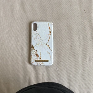 iDeal of sweden mobilskal för iPhone XR - Ett vit mobilskal till iPhone XR från ”iDeal of sweden” 