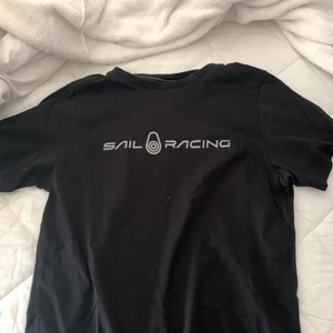 Snil racing tshirt - Svart, lätt urtvättad, tshirt från Snil Racing. 🖤 unisex 