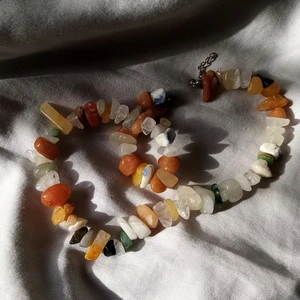 Kristallhalsband!!  - Ett suuper fint kristallhalsband som bara andvänts ett par fåtal gånger. Det är köpt på secondhand🥰🥰pris går att diskuteras!! 