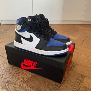 Jordan 1 high royal toe - Feta jordan 1 highs i fint skick, skorna är i storlek 42 och är såklart äkta. Orginalbox och extra snören kommer med. Vid intresse kan jag skicka fler bilder. Köparen står för frakten. Kan även nötas upp i centrala stockholm.