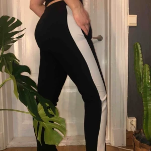 Kostymbyxor! - Köpte dessa kostymbyxor här på plick för ett tag sedan. Jag tog de väldigt snabbt och missade helt att det var fel storlek för mig haha! Jag tycker det hade vart kul om de kunde få komma till någon annan! 