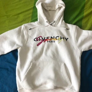 GIVENCHY PARIS  - Köpte dessa i turkiet, var för små för mig så har knappt använt dessa!