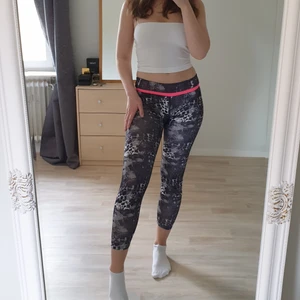 Träningstights - Träningstights. Barn storlek, 146 152 men passar som 34/36. Fint skick. Sitter som 3/4