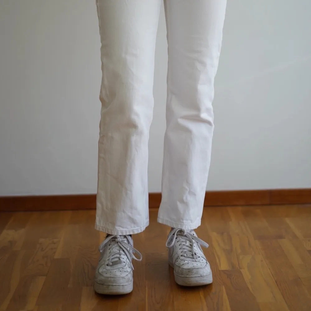 Supersnygga vita raka jeans i en lite kortare modell, från weekday. Använda en gång så är som nya! . Jeans & Byxor.