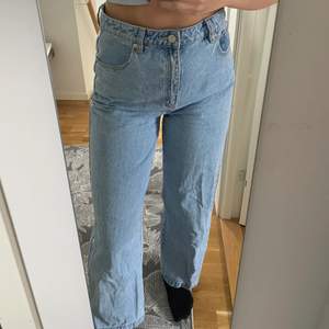 Säljer ett par nästan helt oanvända jeans från Abrand Jeans, för att de är förstora för mig. Jättefin modell och raka i benen🤍
