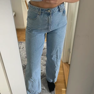 Jeans - Säljer ett par nästan helt oanvända jeans från Abrand Jeans, för att de är förstora för mig. Jättefin modell och raka i benen🤍
