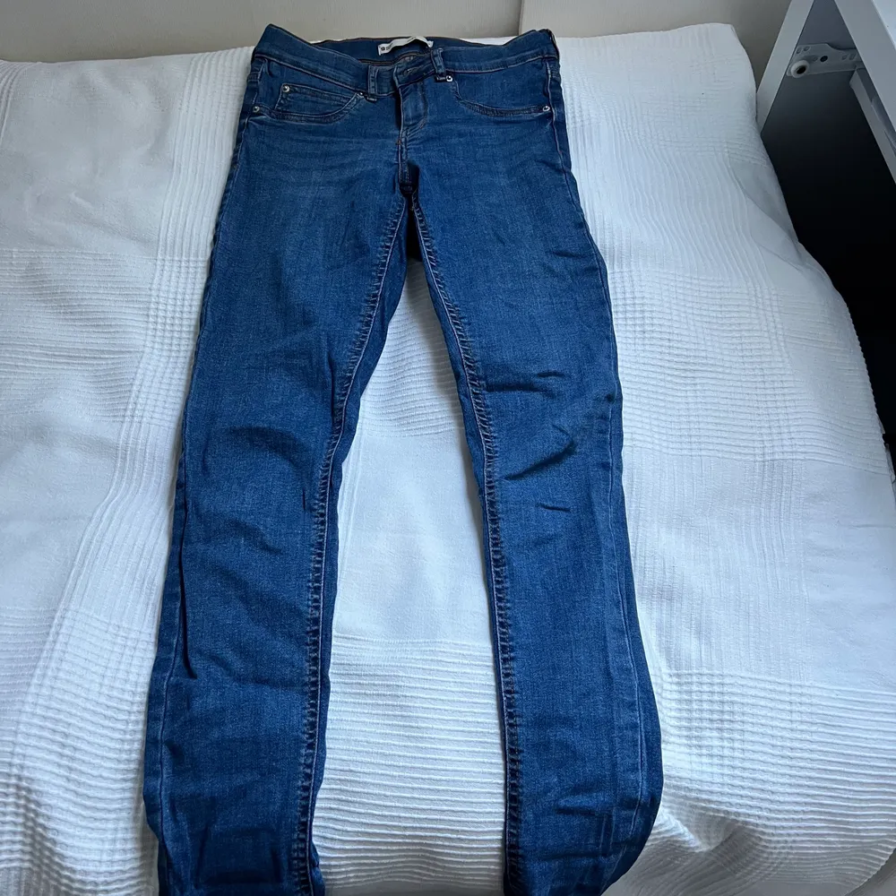 Mörkblåa jeans i stretch som är mellanmidjade i storlek M, säljs för att de ej kommer till andvändning💙. Jeans & Byxor.
