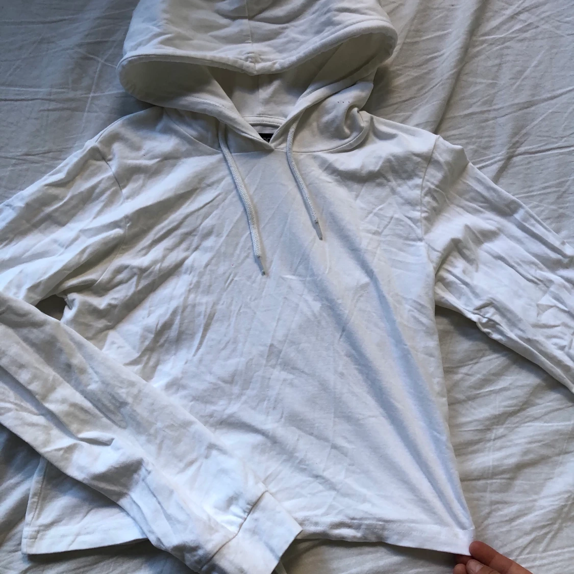 Vit huvtröja med snöre