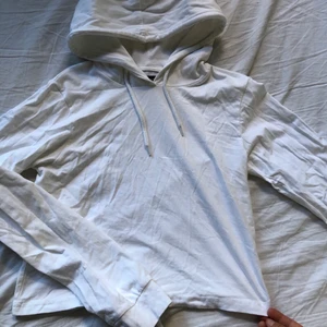 Vit huvtröja med snöre - Vit huvtröja/hoodie med snöre både uppe och nere. Lite tunnare så passar mer till hösten/våren. Supermysig!