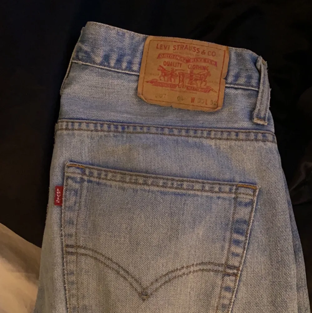 Snygga Levi’s jeans, använda ett fåtal gånger💜 skulle säga att dom är mindre i storleken!. Jeans & Byxor.