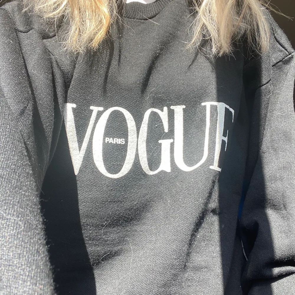 Så jävla cool sweatshirt!!! Säljs då den inte kommer till användning💞 Sitter perfekt oversized på mig som har xs/s i toppar! Osäker på om jag vill sälja…. Tröjor & Koftor.