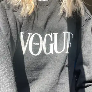 Så jävla cool sweatshirt!!! Säljs då den inte kommer till användning💞 Sitter perfekt oversized på mig som har xs/s i toppar! Osäker på om jag vill sälja…