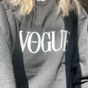 Vouge Sweatshirt! - Så jävla cool sweatshirt!!! Säljs då den inte kommer till användning💞 Sitter perfekt oversized på mig som har xs/s i toppar! Osäker på om jag vill sälja…