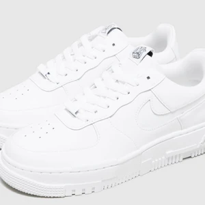 Nike skor - Vita Nike air force 1 pixel skor, dam storlek! Det är storlek 37.5, men tänk på att dem är smala i bredden. Använda 1 gång, så dem är i mycket fint skick ❤️‍🔥 skriv angående fler frågor! Köpta för 1300kr, säljer för 1100kr 