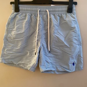 Ljusblå Ralph Lauren Badshorts - Ljusblåa Ralph Lauren badshorts. Endast använda ett fåtal gånger och perfekta nu inför sommaren.