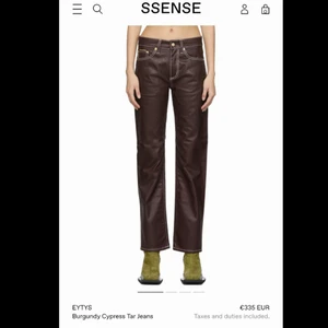 Eytys jeans - Säljer dessa skitsnygga eytys jeans i modellen cypress. Färgen är röd brun ish med vita sömmar strl 27x34. Lite glansigt material så ser lite ut som läder typ och verkligen skitsnygga men får ingen användning för de tyvärr⚡️