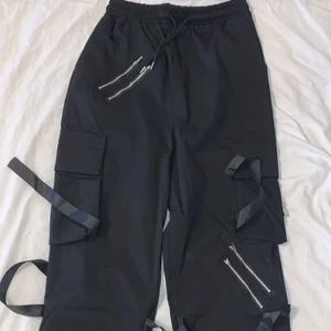 Shein byxor - Byxor från Shein med coola detaljer. Skulle säga storleken är 30/30. Knappts använda!