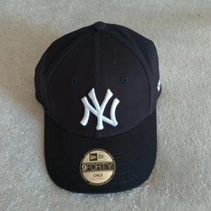 New Era keps 9Forty - Jätte snygg mörkblå New Era keps med justerbar baksida. Helt oanvänd och är i nyskick, säljer för att den är för liten i storleken. 💕:) nypris: 120kr! 