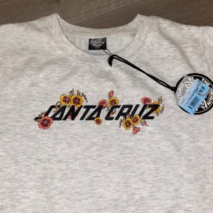 Santa Cruz tröja - Säljer denna fina tröja pga dubblett, storlek M men skulle mer säga att det är som en S, nypris 500/600kr. Endast prövad aldrig använd. 