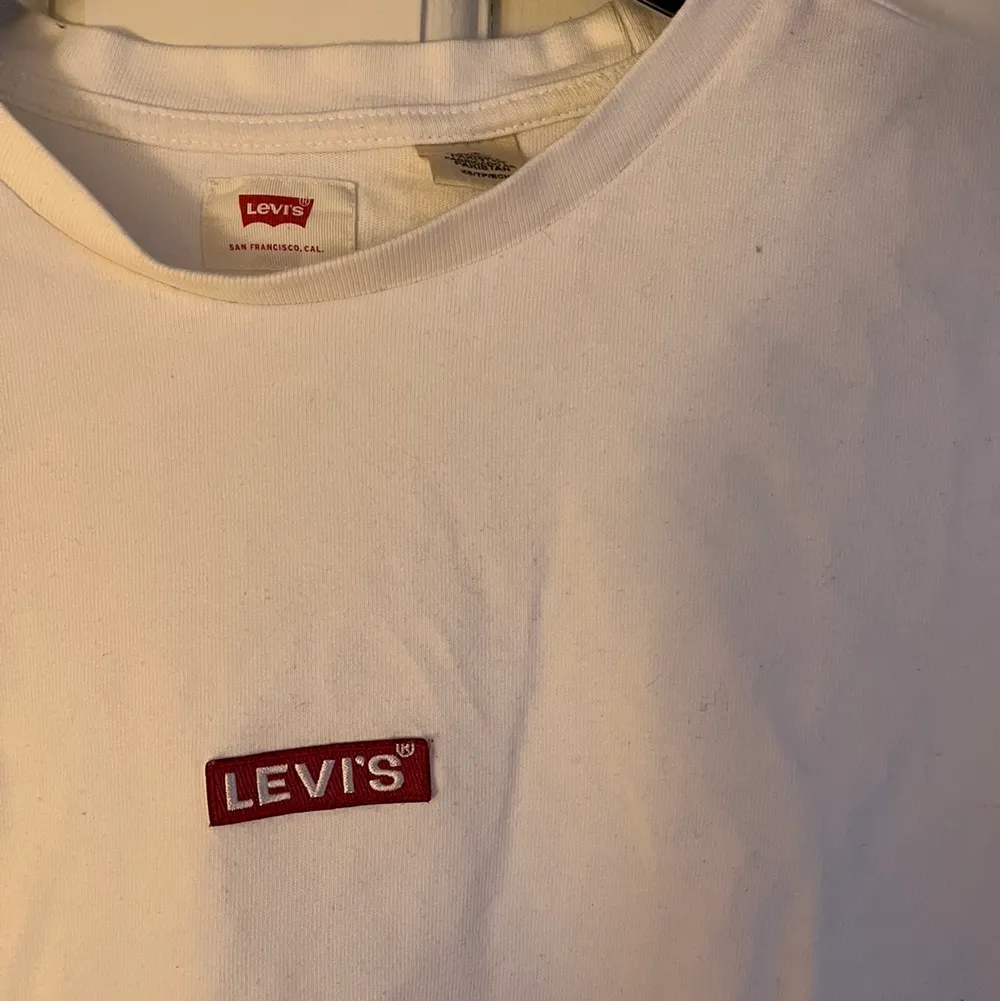 En skit snygg Levis’s t-shirt endast använd 3 ggr. Jag köpte den på herr avdelningen så den är lite större i storlek för att vara en XS då jag brukar ha S/M. Materialet är tjockare än de flesta t-shirts vilket gör att den ser väldigt lyxig ut✨. T-shirts.