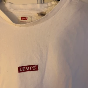 Levi’s tröja - En skit snygg Levis’s t-shirt endast använd 3 ggr. Jag köpte den på herr avdelningen så den är lite större i storlek för att vara en XS då jag brukar ha S/M. Materialet är tjockare än de flesta t-shirts vilket gör att den ser väldigt lyxig ut✨