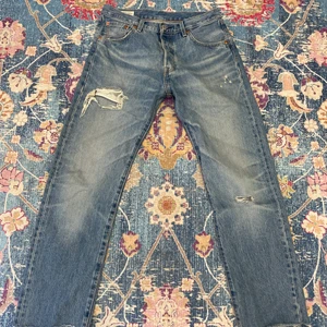 Levis 501 93 straight - Levis 501 93 straight  strl 30-32, klippta så sitter som 30-30 smiley ritad på bakfickan