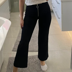 Svarta byxor från Monki - Inte använt så mycket. Från Monki i storlek XXS. Dragkedja framtill. Bra i längden för mig som är ca 150 cm lång. Ganska så raka i modellen. 