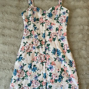 Blommig klänning  - Klänning från Forever 21, har aldrig använt för den är för smal för mig. Köparen står för frakt men kan mötas i stan om det behövs. För mer info och bilder kontakta mig❤️