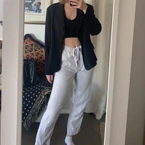 Linnebyxor - Säljer mina såå fina linnbyxor!! Sparsamt använda! 💕 Är 173cm lång för referens! 🥰 Om flera är intresserade kan det bli budgivning!