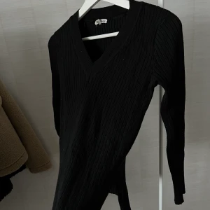 Svart långärmad topp - Denna tröja har matchande byxor. Köpt på Missäy ett par år sen men använd ett par gånger endast. Liten i storleken.