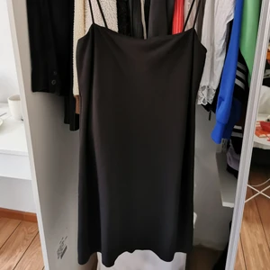 Svart, H&M strap dress - En väldigt fin klänning som jag säljer eftersom den aldrig kommit till användning. Storleken är M men den hade nog suttit fint på S också! Den finns att hämta i Malmö, eller så kan jag skicka den via post men då står köparen för frakten. 